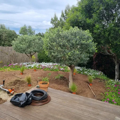 Aménagement de cour à Hyères par GBS Paysage : un espace extérieur transformé, Hyères, GBS Paysage