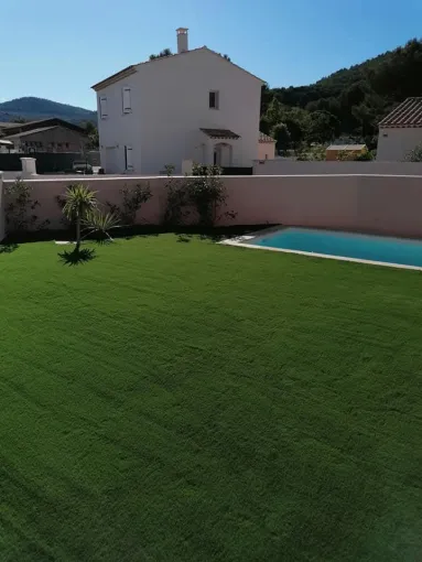 🌿 Pose de gazon synthétique autour de piscine à Hyères – GBS Paysages transforme votre extérieur en havre de détente ! ☀️💦, Hyères, GBS Paysage