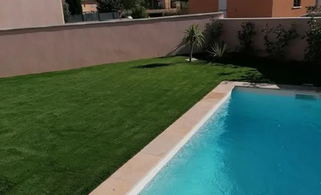 🌿 Pose de gazon synthétique autour de piscine à Hyères – GBS Paysages transforme votre extérieur en havre de détente ! ☀️💦, Hyères, GBS Paysage