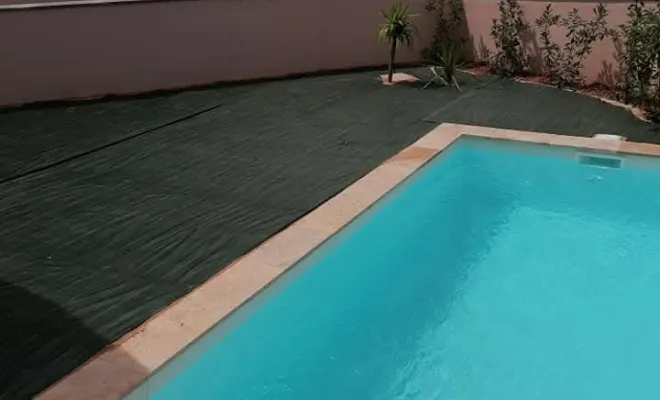 🌿 Pose de gazon synthétique autour de piscine à Hyères – GBS Paysages transforme votre extérieur en havre de détente ! ☀️💦, Hyères, GBS Paysage