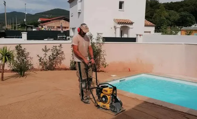 🌿 Pose de gazon synthétique autour de piscine à Hyères – GBS Paysages transforme votre extérieur en havre de détente ! ☀️💦, Hyères, GBS Paysage