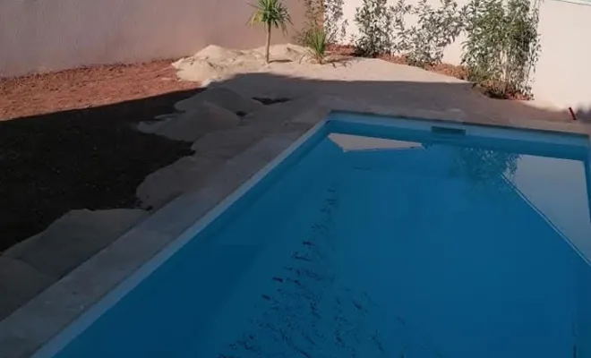 🌿 Pose de gazon synthétique autour de piscine à Hyères – GBS Paysages transforme votre extérieur en havre de détente ! ☀️💦, Hyères, GBS Paysage
